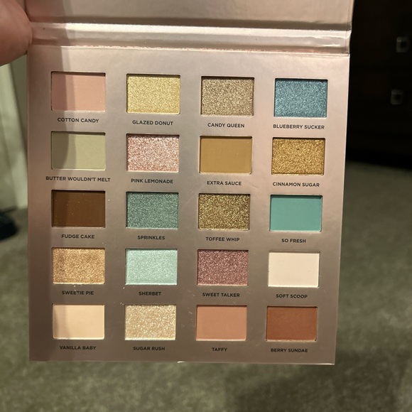 Iconic London eyeshadow pallet never used I got this as a gift - Picture 2 of 4